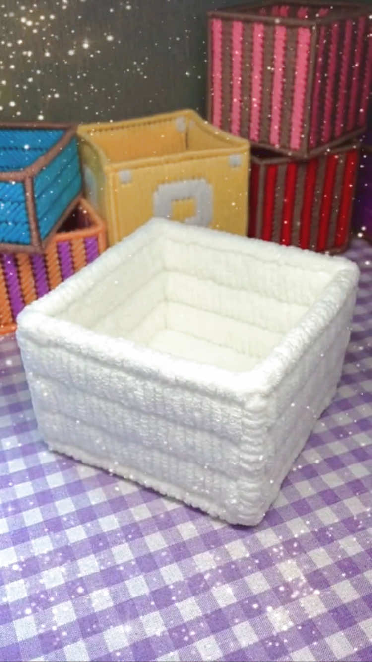 #DIY #diycrafts #handmade #handcrafted #tejido #plasticcanvas #plasticmesh #tutorial #knitting #sewing #yarn #crochet #interior #gifts #cute #colorful #white  #手芸 #編み物 #編みつけネット #ネット手芸 #収納 #小物入れ 