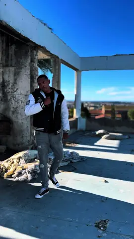 Spitting bars where most wouldn’t even stand. Abandoned spot. No props. Just hunger. 🎬 Oom Willie Ft Sasso Vlet & Luke Hussle Prod by Yo 6ix This You Powered by The Next Us Events. BTS With @darrylloxtonmusic 🎥  #OomWillie#MrMP#BehindTheBars #CapeTownRap#NoGimmicks #HardBarsOnly #SAHipHop #SpitSession #fyp #foryoupage #videoviral #sama28 
