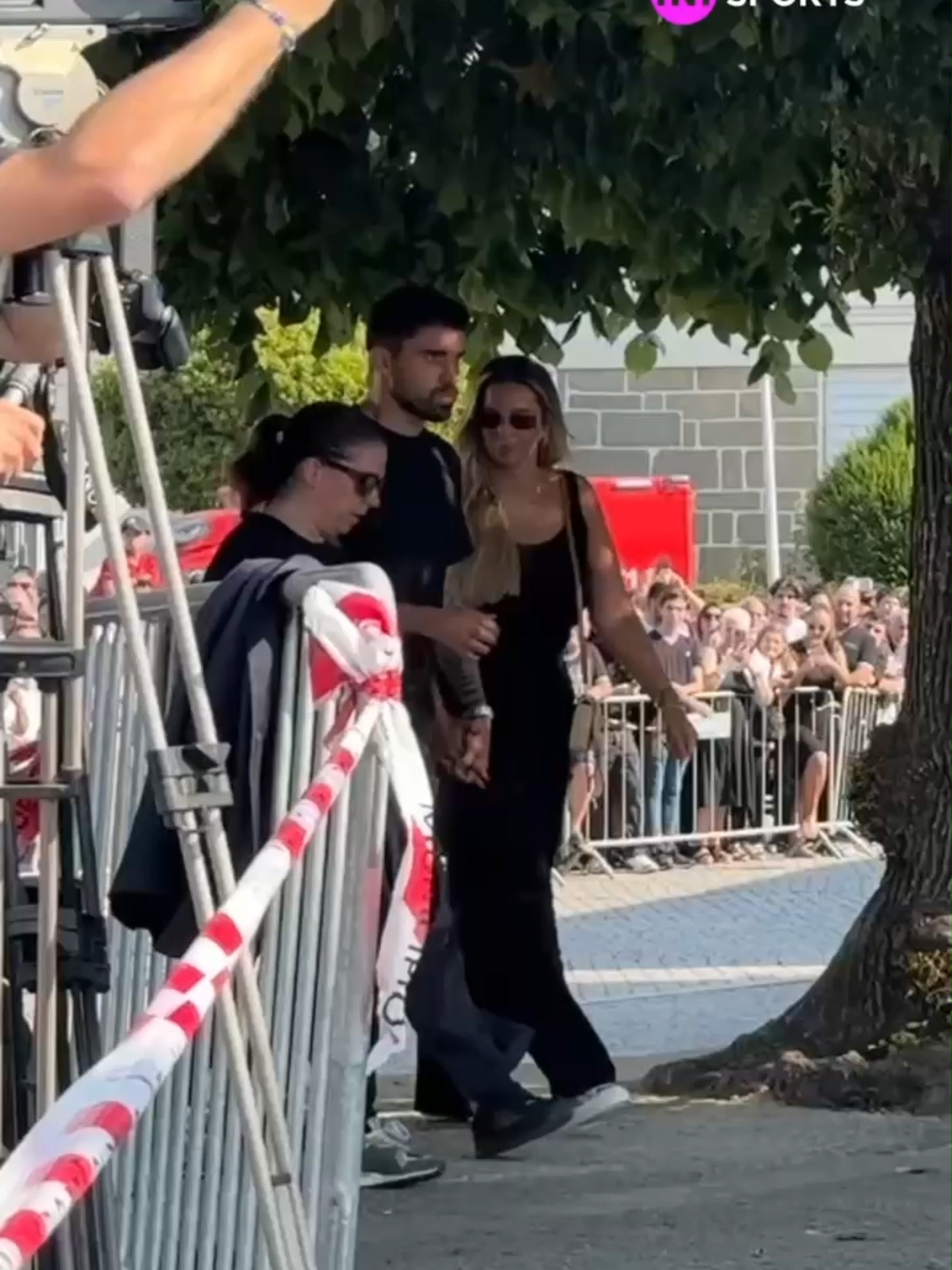 Dos Estados Unidos para Portugal! 🛬😢  Ruben Neves viaja para Gondomar após Fluminense e Al Hilal e carrega o caixão do melhor amigo Diogo Jota durante o funeral. Que ele consiga sentir todo o carinho! #diogojota #rubenneves #liverpool #tiktokesportes