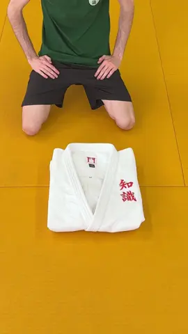 🥋 ¿Cómo doblas tu judogi después de entrenar? En este vídeo te muestro una de las formas más elegantes de doblarlo. Seguramente la misma con la que te llegó cuando lo compraste. Ahora que llega el verano, si tienes unas semanas de descanso, puedes doblarlo así y dejarlo perfecto para cuando retomes las clases. ¿Y tú? ¿Tienes alguna rutina o forma especial de doblarlo? 💬 Cuéntamelo en comentarios, o guarda el vídeo para probarlo la próxima vez. ——— 🥋 How do you fold your judogi after training? In this video, I’ll show you one of the most elegant ways to fold it, probably the same way it was folded when you first bought it. Now that summer is here, if you’re taking a few weeks off, you can fold it like this and keep it perfect for when you return to class. What about you? Do you have a special routine or way of folding yours? 💬 Tell me in the comments, or save the video to try it next time. _____________________________________ #judo #chishikijudo #judoka #judoespaña #artesmarciales #judolife #judogi #martialarts 