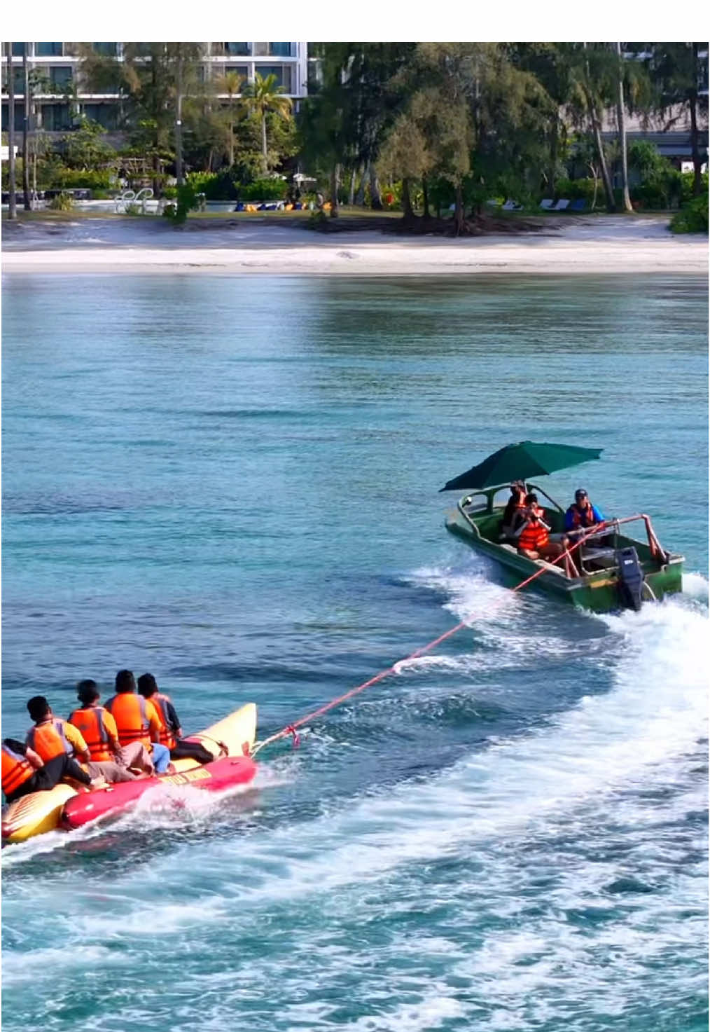 “Kalau nggak jatuh bareng,  belum sah naik banana boat!”🏖️🐚🌊🛥️ yuk tag dan ajak teman mu liburan ke Bintan sekarang ‼️ 🌊🐚🏖️ klo soal dokumentasi dm aku yaa 😝 #bintan #pesonaindonesia #kepulauanriau #lagoi #wisatabintan 