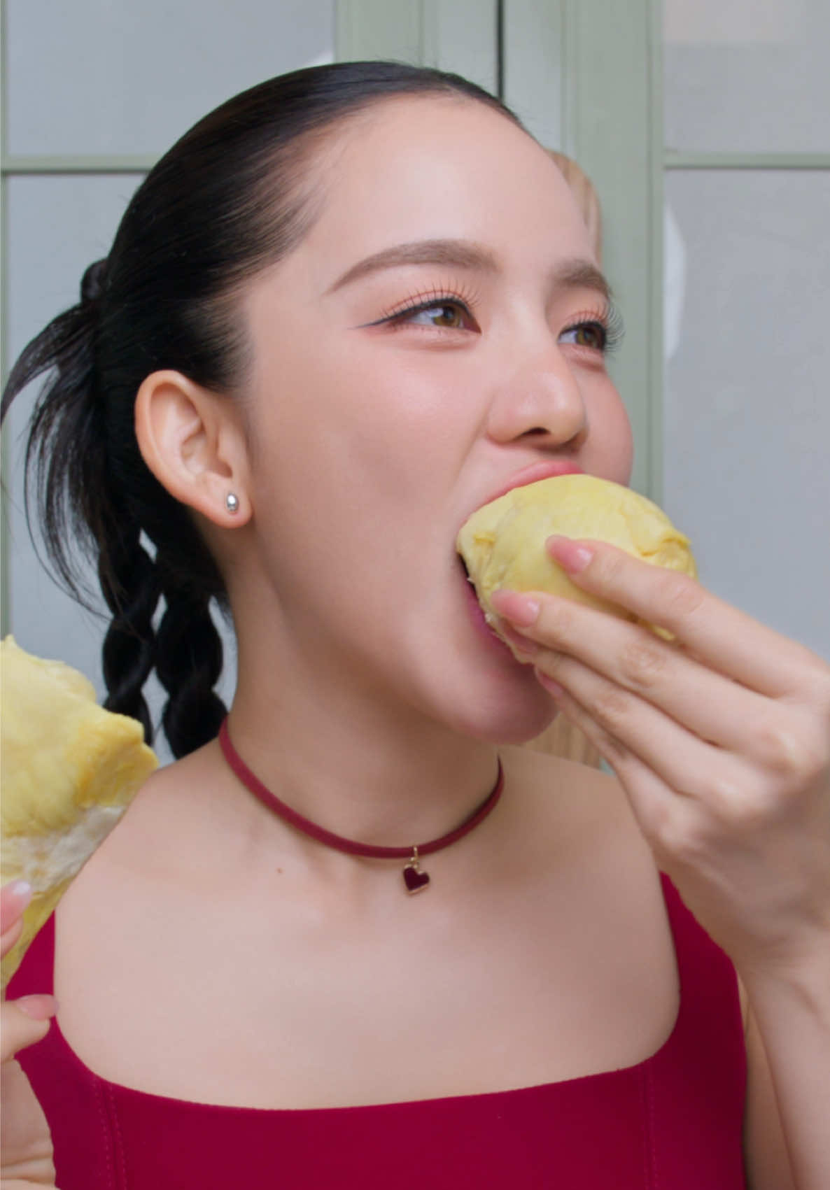 วันนี้โบว์มาแกะน้องใหม่ให้ทุกคนดูกัน 👄🧂 คอลเกต เกลือ ใบฝรั่ง เขาช่วยจัดการกลิ่นปากได้อยู่หมัด 🍃 ใครสายกินแซ่บแบบโบว์แล้วมีปัญหากลิ่นปาก ลองเลย!   @Colgate Thailand  #คอลเกตเกลือใบฝรั่ง #กินเหม็นแค่ไหนก็เอาอยู่ #ColgateSaltGuava #คอลเกต #ColgateTH