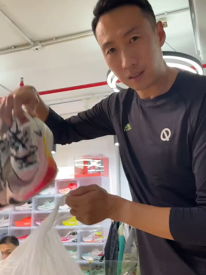 3xf96dfhh37urzi淘回来一双next白彩虹配速，找鉴定一下！ 耐克摩擦响是假鞋吗￼
