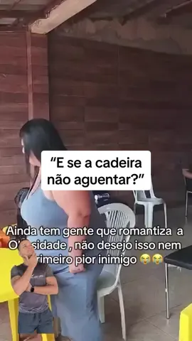 Ela ri, conversa e tenta parecer confiante. Mas na cabeça dela, só tem um pensamento: “Será que essa cadeira de plástico vai aguentar?” ⠀ A obesidade não mostra tudo que esconde. Por trás do sorriso, há uma mulher que já deixou de ir a festas por medo da cadeira quebrar. Que evita certos lugares, roupas, fotos… ⠀ A vida vai sendo adaptada. As vontades, engolidas. Os sonhos, adiados. O medo de se machucar vira rotina. A vergonha, companheira. ⠀ E não, não é frescura. É dor silenciosa. ⠀ Mas também pode ser o ponto de virada. Porque ninguém merece viver tentando caber — nem nas roupas, nem nas cadeiras, nem nos espaços do mundo. ⠀ Seu corpo merece cuidado. Sua história merece respeito. E você merece se olhar com orgulho. ⠀ Você não está sozinha. E tem como mudar. ⠀ 👉 Me segue aqui e vamos juntas nessa transformação. #emagrecimentofeminino #vidasaudavel #treinoemcasa #saúde #queimadegordura 