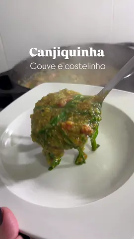 Receita de jantar fácil e rápido  Receita canjiquinha com couve e costelinha  •300gr de canjiquinha  •700gr costelinha suína (usei temperada) •1 calabresa picada •1 cebola picada •2 dentes de alho •1 tomate picado •Sal a gosto  •Cebolinha •4 folhas de couve (use quanto gostar,ok?) Cobri com água quente a canjiquinha, uns 3 dedos acima, e deixei de molho 40 minutos para hidratar e cozinhar mais rápido. Não precisa escorrer ela depois. Quando a canjiquinha estiver cozinhando na panela pode ir adicionando água e ir mexendo para não grudar no fundo. Pode deixar a sua canjiquinha como a minha mais cremosa ou deixar ela mais fluida colocando mais água. Caso opte por comprar costelinha suína sem tempero, faço uma marinada com os seguintes ingredientes batidos no liquidificador (sal, alho, cebola, cebolinha, salsinha, vinagre e lemon pepper) tempere a costelinha e deixe marinando pelo menos 4 horas. Quanto mais horas deixar mais suculenta fica a costelinha. É uma receita cheia de tradição, cada família tem seu jeito de fazer! Pode fazer ela tbm só com a calabresa e bacon! #receitafacil #receita #canjiquinha #receitasimples #receitarapida 