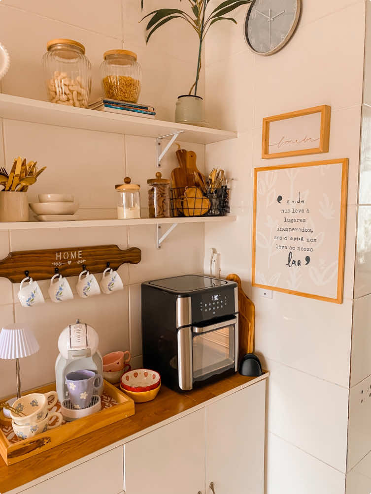 Realizei meu sonho de consumo!✨🌷 Faz tempo que eu queria a airfryer oven da @mondialbr  E ela é simplesmente maravilhosa!!!🤗🤗🤗 Ela é 2 EM 1: airfryer + forno.✨ Tem porta com visor amplo e iluminação interna, dá pra ver os alimentos ficando prontos, amei isso!🥰 Vem com cesto de 5 litros (bem grande), com 3 assadeiras e luva de silicone. Tem painel digital com 10 funções predefinidas. Os alimentos ficam prontos bem rápido! Ela é tudo que eu precisava pra facilitar meu dia a dia.🤗 E eu achei ela bem bonita também, coloquei nesse cantinho da cozinha e amei ela aí.  ✅Vou mostrar mais nos stories! #cozinhapequena #cozinhadecorada #airfryeroven #fritadeirasemóleo #saladejantardecorada #apartamentopequenodecorado #airfryer 