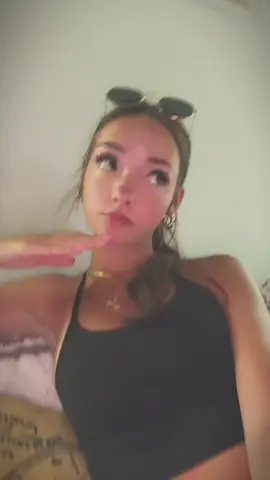 tiktok in ryleas room bc she’s at work😋