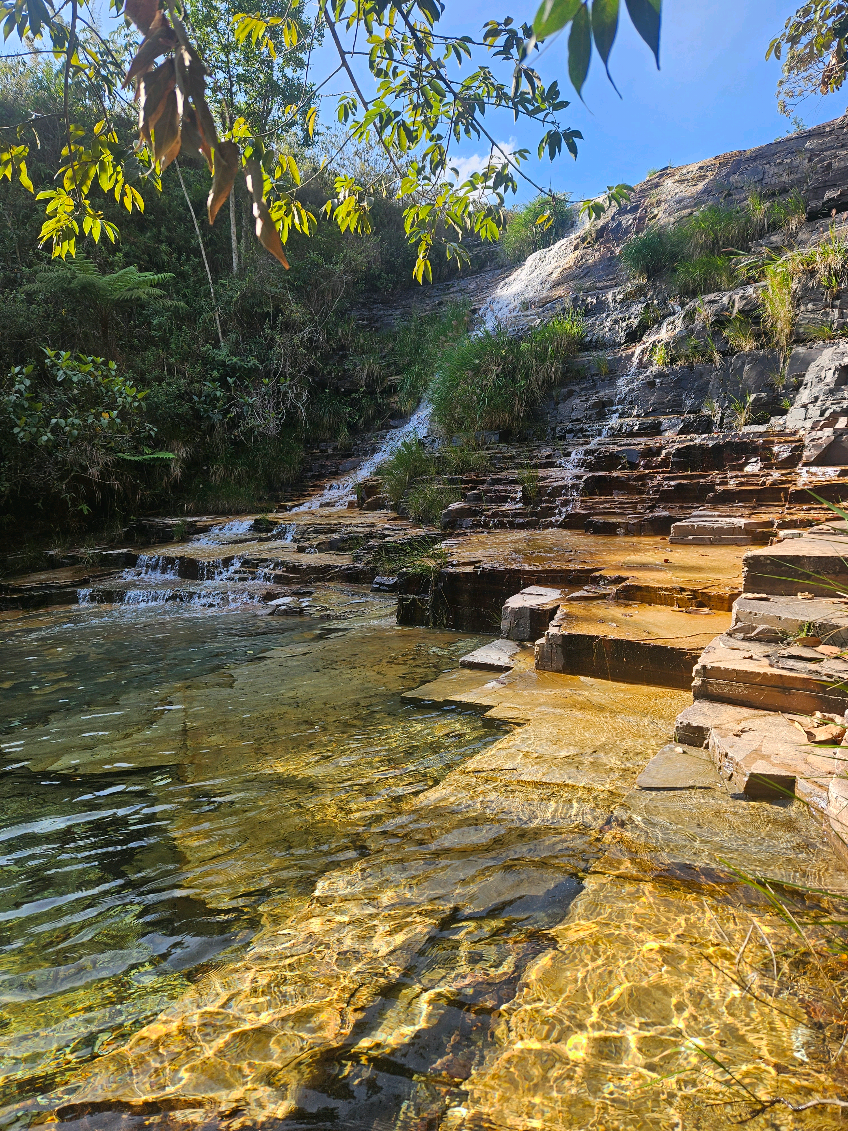 Tem lugares que não são só bonitos… são emocionantes. O som da água e a magia de um cenário que parece sonho✨  📍Eco Parque Coração da Canastra 💚 #minasgerais #cachoeira terfall #nature #cachoeira