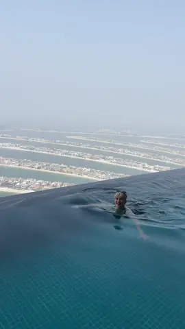 #dubai #palmjumeirah #palmjumeirahdubai #auraskypool #auraskypooldubai 