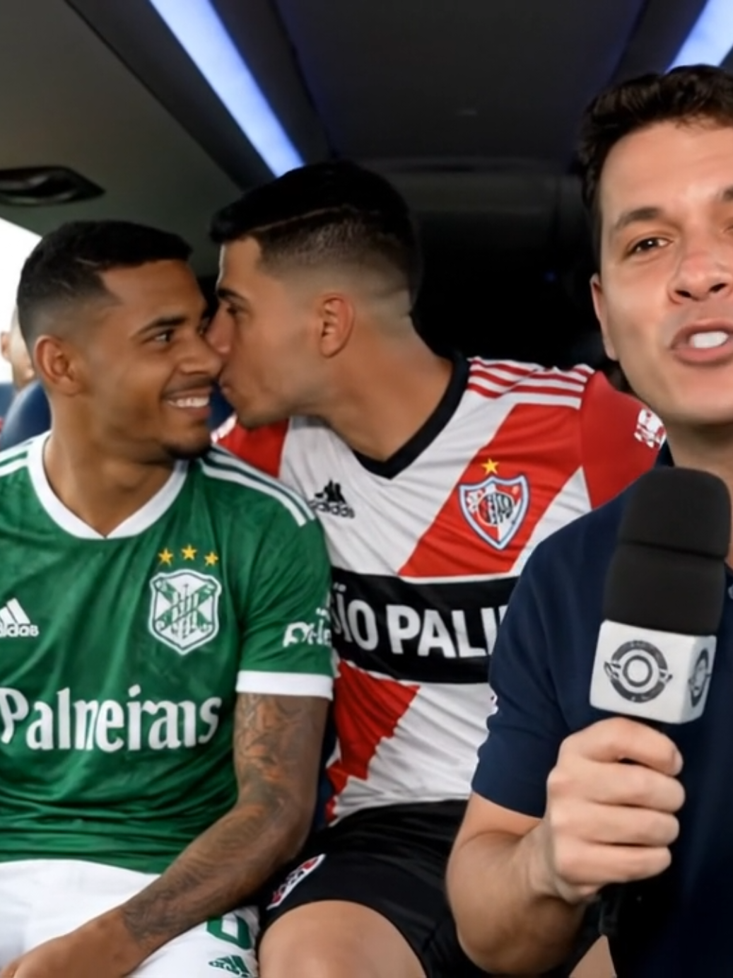 Jogadores do São Paulo consolam os do Palmeiras depois de ser eliminado pelo Chelsea 🤣🤣🤣🤣 #ia #meme #veo3 #iagoogle #vodeoviral #futebol #palmeirasnaotemmundial #mundial #palmeiras #saopaulofc 