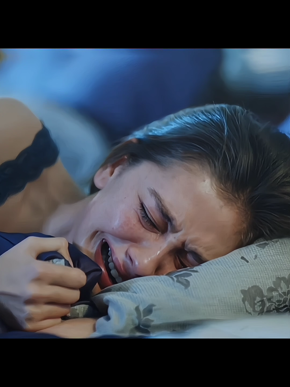 She suffered so much 💔 Scp/ib:@ꜱᴇɴɪ çᴏᴋ ꜱᴇᴠɪʏᴏʀᴜᴍ ˚ʚ♡ɞ˚  #turkishseries #fyp #karasevda #getthisonthefyp #nihankemal #lovestory #sadstory #nihansezinsoydere #blowthisuptiktok #neslihanatagül 