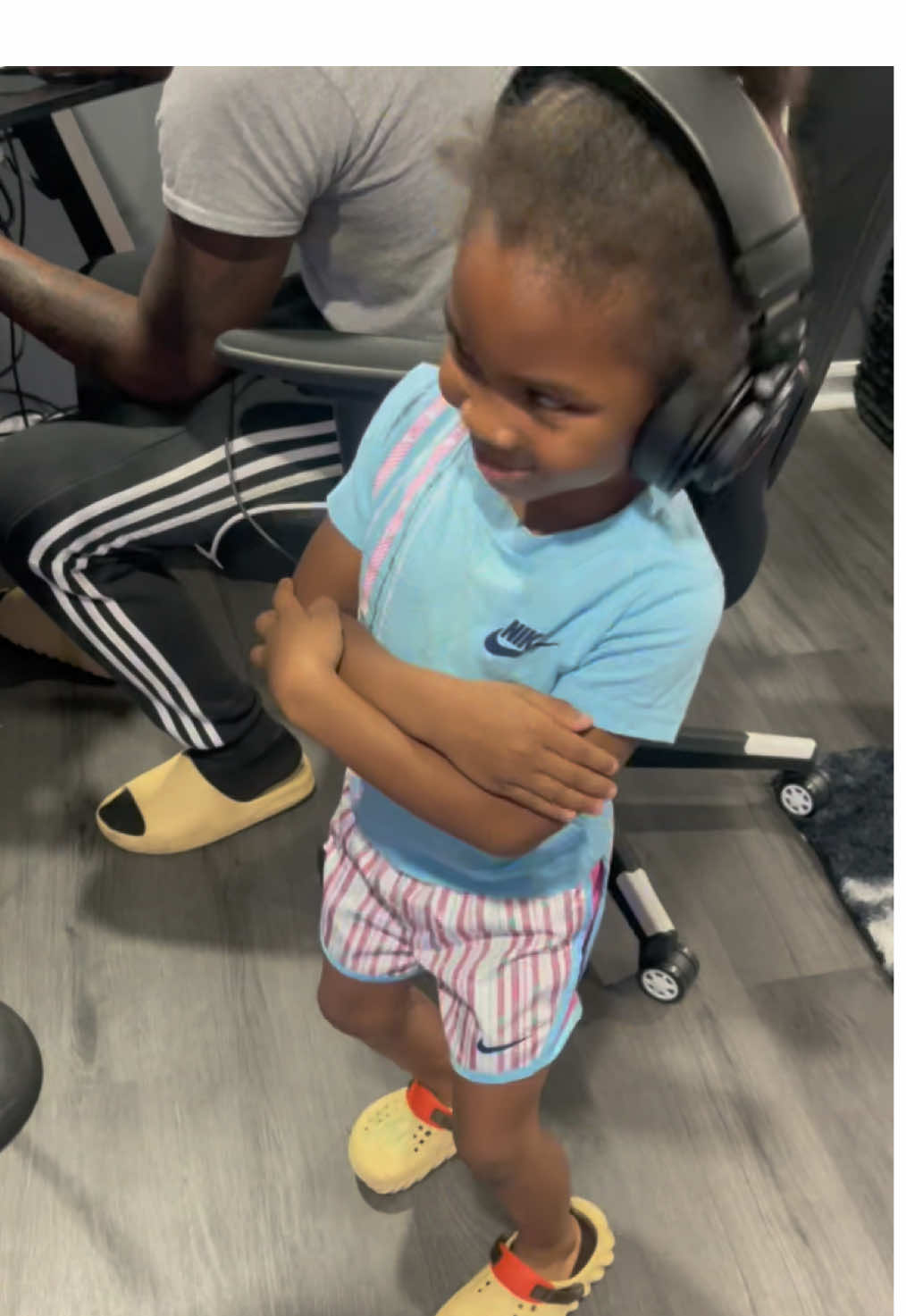 My niece  in the studio making hits At 4 BellBell @_@_100millk#kidsk#kidsoftiktokk#kidstiktokk#kidssongs#stuidob#BlackTikTokb#blessedt#trendingf#fypf#foryoupagem#marketingf#followerc#challenges_tiktokd#daughtersn#niece