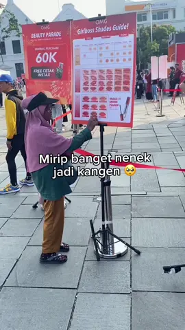 Semoga ibunya seneng bisa kita makeup in dan semoga kadonya berguna yaa  #makeup #oma #nenek #kotatua #viral #fypage #jkt 