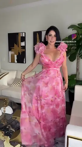 Obvio teníamos que subirnos al trend y que mejor que con este hermoso vestido. #decolorderosa #trend #pinkdress #barbaraboutiquemcallen 