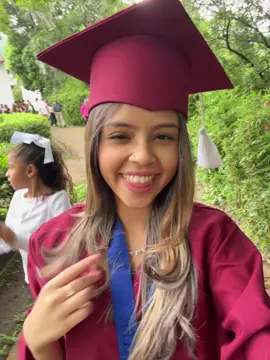 🎓