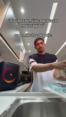 a cozinha limpíssima, pelo motivo que eu tive que regravar depois de ter limpado tudo 🤣