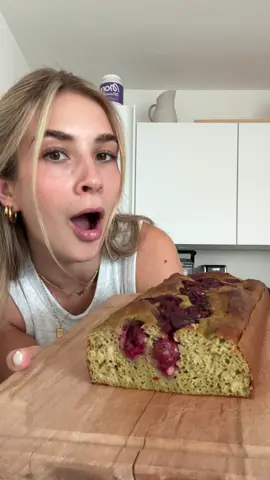 Cherry Matcha Protein Banana Bread 🍵🍒 ommggggg das ist so yummyyyy das müsst ihr nachmachen!!!  *Rezept*  3 reife Bananen  3 Eier  70ml Mandelmilch 70g Protein Matcha 100g Hafermehl 10g Backpulver  Schuss „Zerup Hitschie Kirsch“  mit Cherrys toppen und 35-40min bei 170° backen 🫶🏼✨