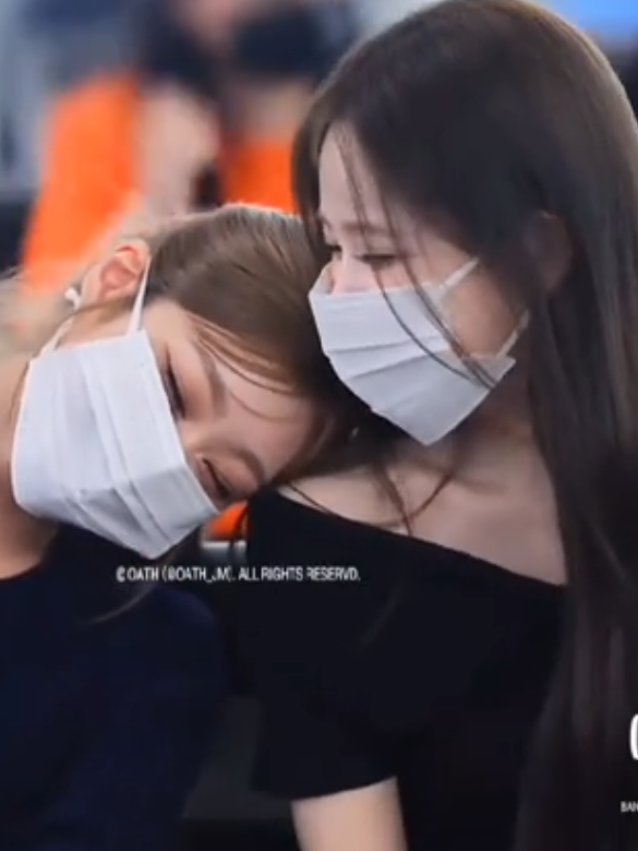 | #JEEUNZ OMG jeemin capturing jungeun while asleep! they're so cute I'm punching✊👊🤛🤜 air rn😭😭😭 #jungeun #jeemin #izna 