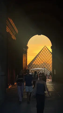 Nothing beats Parisian sunsets in the summertime #paris #parisiansummer #parisien #parisiansunset #museedulouvre #parisview #summerinparis #summersunset 