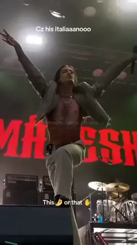 His italiano, so this 🤌 or that ✋️? #måneskin #damianodavid #victoriadeangelis #thomasraggi #ethantorchio #italiansign 