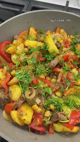 Ингредиенты: 📌Растительное масло — 100гр 📌Картошка — 4–5 штук 📌Мясо (или куриная грудка) — 200 г 📌Лук — 1 большой 📌Варёный нут — 1 чашка 📌Чеснок — 2–3 зубчика 📌Красный болгарский перец — 1 штука 📌Помидоры — 2–3 штуки 📌Зелень — по вкусу 📌Соль, перец, паприка — по вкусу Приготовление: 1.	Сначала обжариваем картошку до золотистой корочки, убираем её на тарелку. 2.	В этом же масле обжариваем мясо на медленном огне до тех пор, пока не испарится жидкость. 3.	Добавляем лук, нут и специи, накрываем крышкой и жарим 5–7 минут. 4.	Затем добавляем обратно картошку, болгарский перец, помидоры и чеснок. 5.	Всё перемешиваем, накрываем крышкой и тушим ещё 10–15 минут. 6.	В конце добавляем зелень. Приятного аппетита! 😋 #turkmenistan #🇹🇲🇹🇲🇹🇲 #lebap #ashgabat #mary #dashoguz #balkan #turkmentagamlary #rek #foodblog #resept #kesfetttt #fypage #blogger #мясосовощами #рек #готовимдомарецепты #ужинрецепт #foodtiktok 