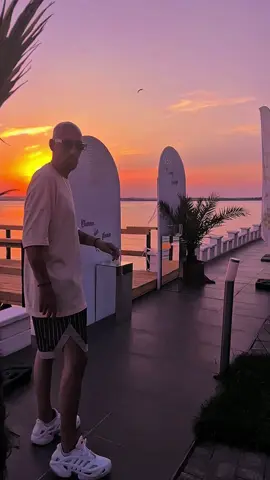 🌅 Uneori, sfârșitul e doar începutul în altă formă… Nu te teme de apusuri, ele pregătesc drumul pentru cele mai frumoase răsărituri. 💫 #sasu #djlife #motivațional #apus #răsărit #speranță #poezie #foryou