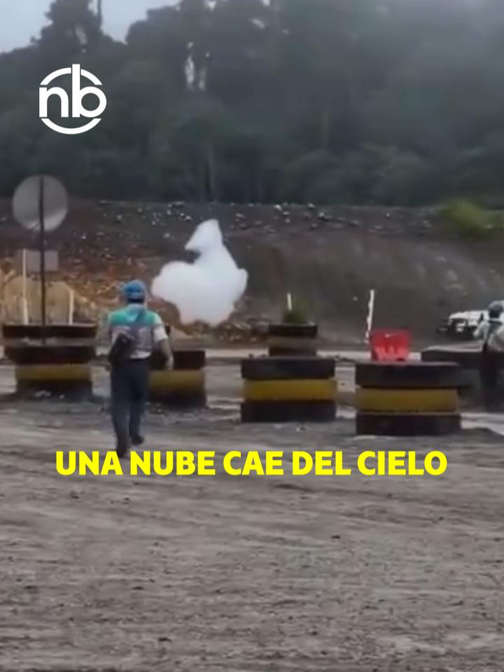 Es un fenómeno extremadamente raro y es real: un pedazo de nube cayendo del cielo y posándose en la tierra. ¿Alguna vez viste algo así? 🤔 cuéntanos cual es tu teoría 👀☁️ #nb #notibomba
