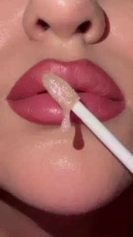 Se é pra brilhar, que seja na boca! Chegou o KIT com 2 Gloss Labiais Sarah’s Beauty – pra você lacrar no brilho e ainda sair por aí com lábios hidratados e poderosos! Brilho intenso que dá até vontade de tirar selfie no espelho do elevador. Hidratação que nem o crush vai resistir: vai querer chegar mais perto só pra conferir. E o melhor? São dois! Um pra você e outro pra… você também, né? Compartilhar gloss ninguém merece! Corre garantir o seu, porque esse brilho não fica parado por muito tempo! Sarah’s Beauty – Porque o close certo começa na boca!#promocao #achadinhos #brilho #gloss 