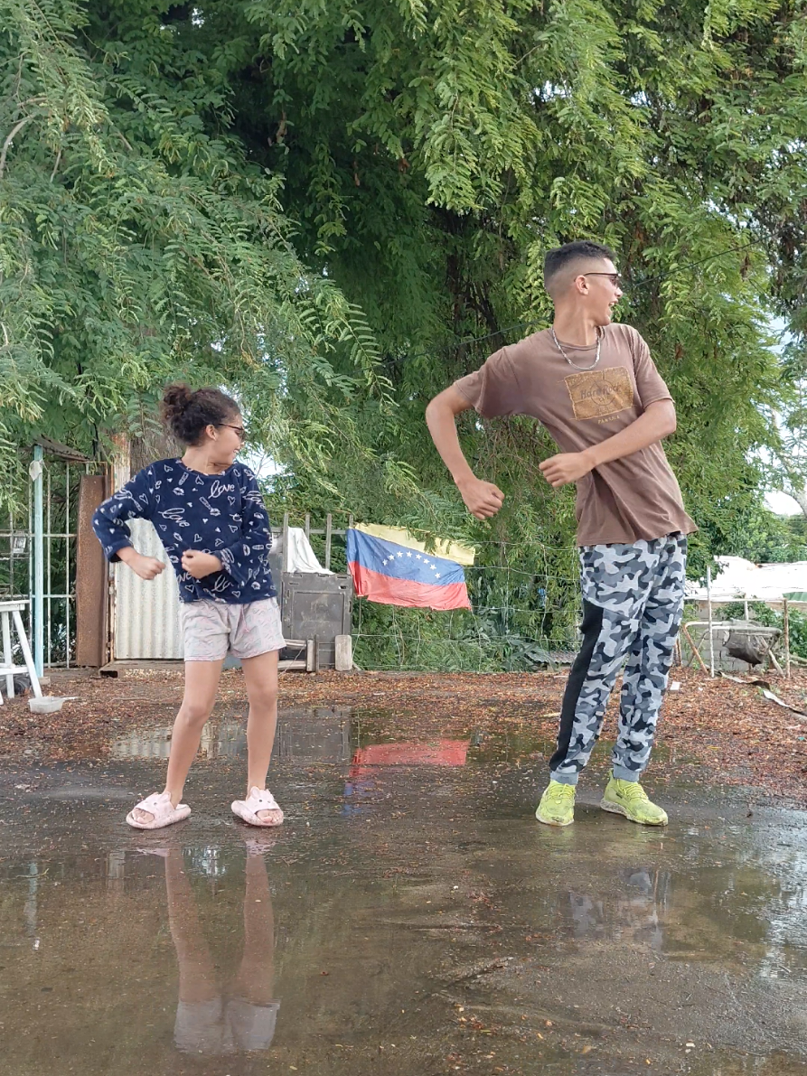 En Lluvia😃👍#parati #fypシ゚ #humor #viral #baile 