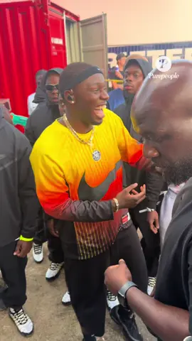 🎤🔥 Tiakola s’est offert une apparition exclusive juste avant de monter sur scène pour une performance très attendue. Sourire discret, énergie maîtrisée et style affirmé : le rappeur a pris un moment pour saluer ses fans et partager quelques instants en coulisses avant d’enflammer la scène. 📸 Une présence marquée par le calme avant la tempête… Le show peut commencer ! #Tiakola #LivePerformance #ExclusiveMoment #RapFr #ConcertVibes #BestImage #purepeople 