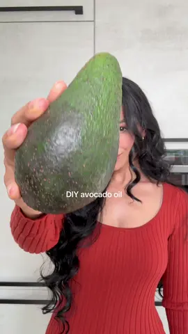 avocado oil 🥑 Packed with vitamins A, D, and E, plus healthy fats, avocado oil deeply nourishes the scalp, strengthens strands, and helps reduce breakage, especially if your hair is dry or damaged. Here’s how to make your own avocado oil at home: 🥑 Start with 6 to 7 large, very ripe avocados : the riper, the better. Scoop out the flesh and blend it into a smooth, creamy paste. Transfer the mixture to a pan and heat it gently over low heat, stirring occasionally. Be patient, after a while, you’ll notice the oil beginning to separate from the pulp. Once that happens, remove it from the heat and let it cool slightly. Then, using a clean cloth or fine strainer, squeeze out the oil. You now have your own pure, homemade avocado oil , ready to use to get beautiful shiny hair.  #hairgrowthjourney #hairgrowth #trichologist #diyhair #hairtok #fyp #fyl 