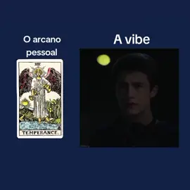 A temperança: Arcano 14. Clay Jensen se conecta com a temperança pois Mesmo cercado por dor, suicídio, abuso e segredos, Clay tenta manter uma postura ética, buscando a verdade sem se perder completamente no ódio ou na vingança. Ele é quem mais tenta entender todos os lados, ouvir as versões, e respeitar o equilíbrio. Clay, mesmo em meio ao caos, é aquele que insiste em agir com compaixão. Isso o torna um espelho direto da Temperança: o arcano do equilíbrio entre razão e emoção, cura através da dor e da paciência que transforma. #tarot #arcanosmayores #arcanopessoal #temperance #clayjensen 