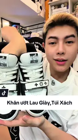 Khăn ướt lau giày,túi xách… ko cần rửa lại với nước. Nhanh chóng tiện lợi luôn á. #mcquangtam #tamdaily #shoes #luxury #louisvuitton #cleanshoes 