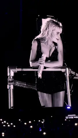 dont smile sung on the platform above general admission   @BST Hyde Park @Sabrina Carpenter #fyp #dontsmile #manchild #sabrinacarpenter #bsthydepark #shortnsweet #hydepark 