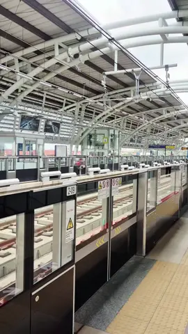 ...bình minh trên tàu điện Metro... #taudienmetro #metro  #hcmcmetro #saigon  #tphcm 