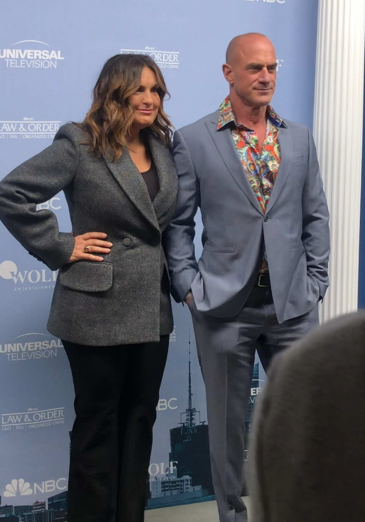 Blue carpet? More like justice runway 💙 Standing between Mariska Hargitay and Christopher Meloni — SVU icons, chemistry legends, and proof that some partnerships never go out of style. 🚔✨ #BensonAndStabler @Mariska Hargitay #christophermeloni  #lawandordersvu #lawandorder  #SVU #BlueCarpetMoment #LawAndOrder #BensonAndStabler #TVIcons #TikTokTV #RedCarpetButMakeItBlue
