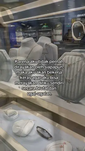 Tidak mengapa aku tidak pernah dirayakan oleh siapapun,tapi aku berjanji pada diriku sendiri,aku akan membahagiakan diriku sendiri dengan hasil kerja kerasku sendiri🤍#sadstory #pejuangrupiah 