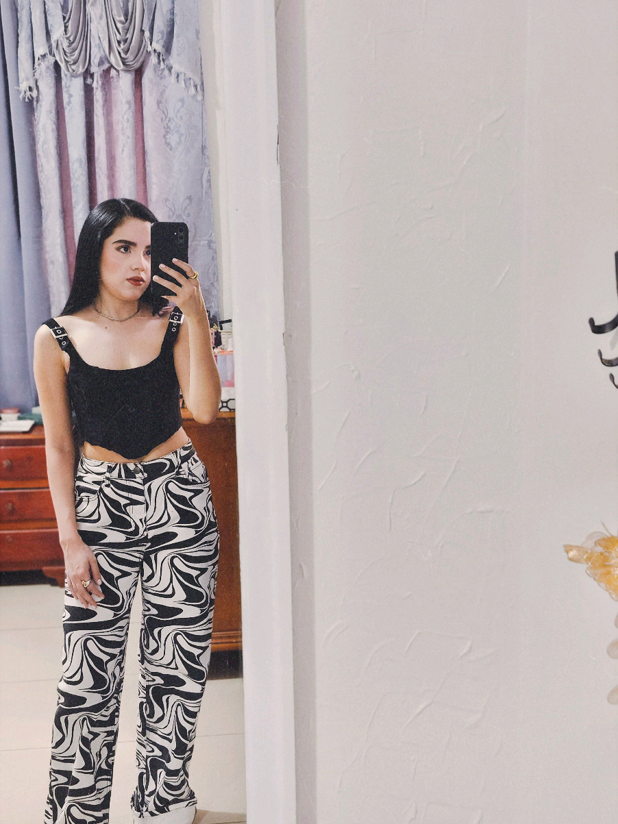 ✨Serving confidence with every detail✨ Outfit del día con vibes chic & effortless 🔥 Mixing textures, colors & attitude — porque el estilo está en los detalles 💅🏼 ¿Te atreves a recrearlo? #OOTD #fashioninspo  #outfitideas #styletiktok  #StreetStyle  #fashiongirl  #tiktokstyle  #lookdeldía  #outfitcheck  #virallook 