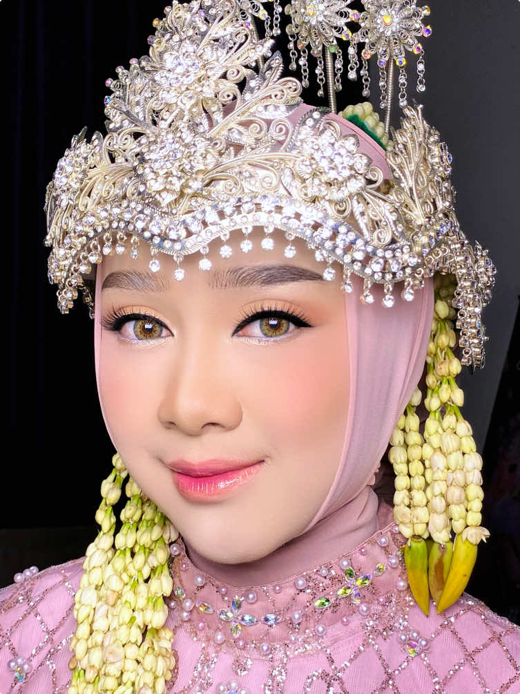 Ketika pengantin salah pilih Mua untuk pernikahan 🥹 Kira2 kalian kalo di makeupin kaya gini mau nggk best ? Biar gak kaya di vidio yuk booking aku aja 🥰 Info price list Wa 089669990881 #muabandungtimur #muarancaekek #muajatinangor #makeupakad #makeupweddingbandung #muabandung #muacicalengka #akadmelayu #akadnikahmuslim #weddingplanners #makeupinspiration *Hanya konten*