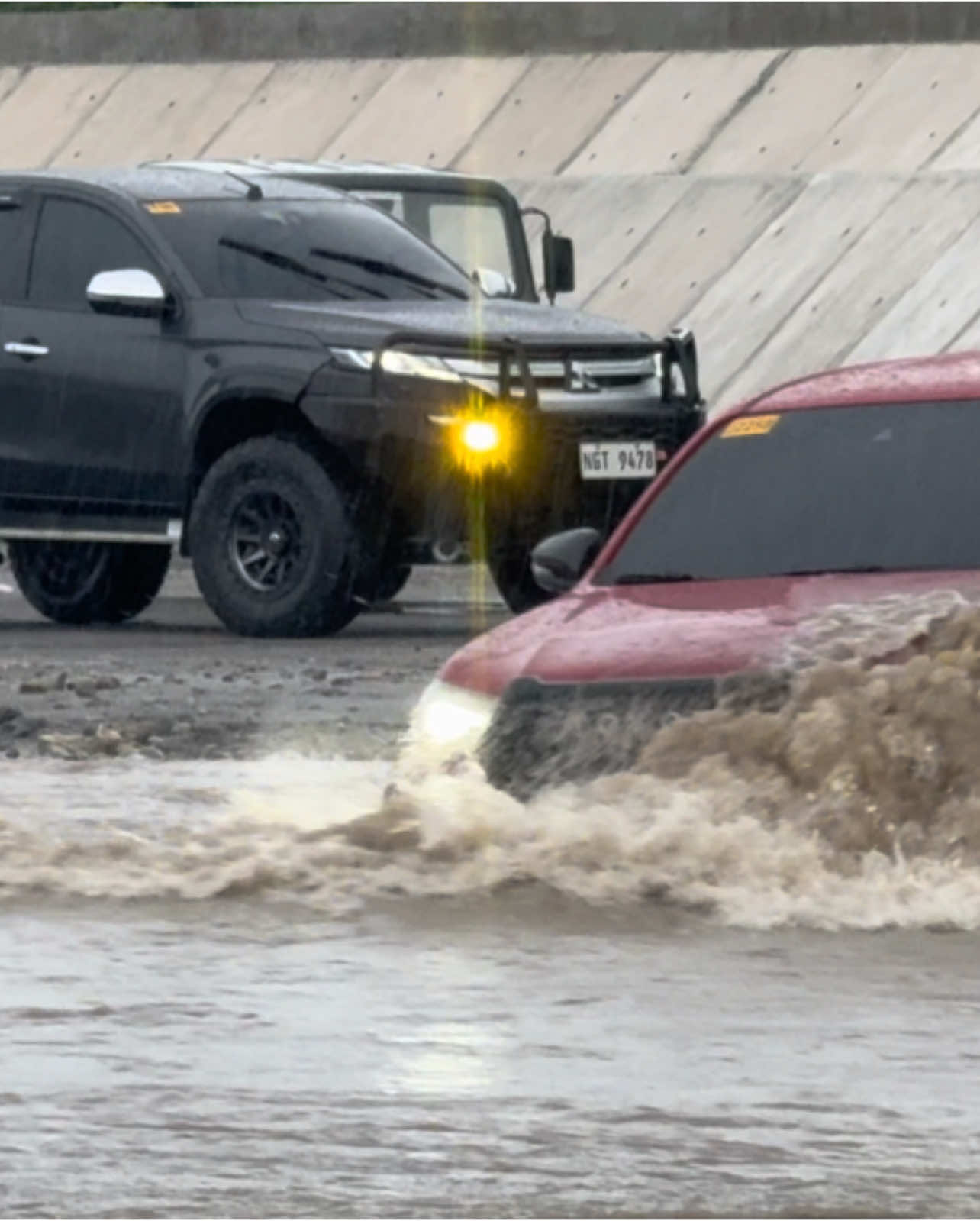 ENTRY POINT BAGO TUMAAS ANG WATER LEVEL POWERRRRR‼️ FORM AND FUNCTION HILUX😅 TOYOTA BAKA NAMAN😂😅 #carsoftiktok #fyp #te37 #fypシ゚ #toyota #red #1gd #hilux4x4 #mkbecuremap #trail 