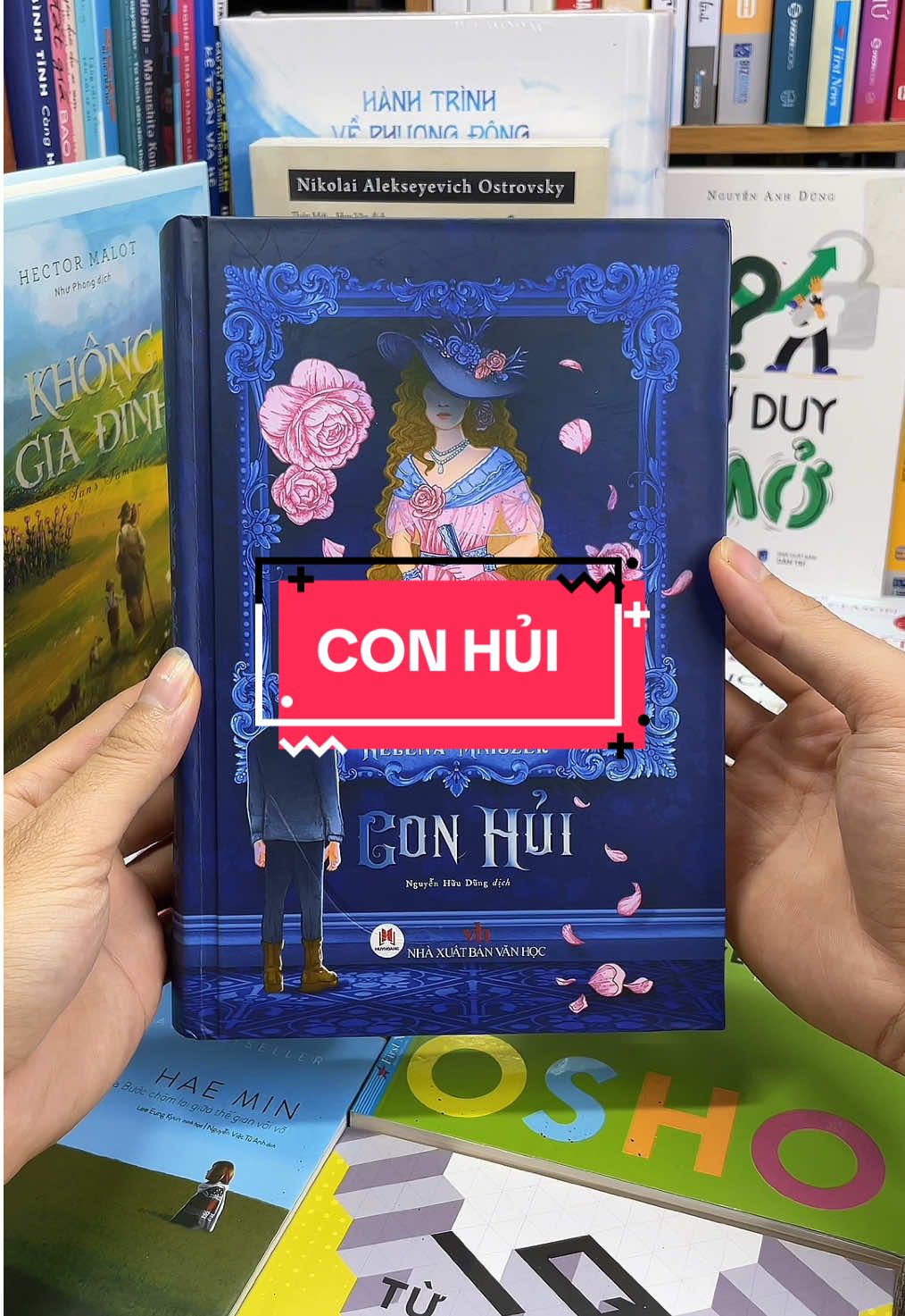 Con Hủi – Tình yêu cao thượng vượt lên định kiến cay nghiệt! Con Hủi là tuyệt phẩm văn học Ba Lan, một câu chuyện tình lãng mạn nhưng đầy trắc trở giữa nàng tiểu thư Stefcia – bị xem là “con hủi” bởi xuất thân – và chàng quý tộc kiêu hãnh Waldemar. Họ yêu nhau bằng tất cả trái tim, nhưng phải đối mặt với tầng tầng định kiến giai cấp, lòng ghen ghét và cả sự hy sinh đau đớn. Mỗi trang sách là một nốt nhạc buồn nhưng sâu lắng, khiến bạn vừa nghẹn ngào vừa khâm phục tình yêu kiên cường. Đây là cuốn tiểu thuyết đã khiến hàng triệu trái tim thổn thức, và đến nay vẫn không ngừng gây xúc động bởi thông điệp nhân văn và sự đẹp đẽ của tình yêu vượt qua mọi rào cản. Sở hữu ngay Con Hủi – để sống lại một mối tình khiến cả thế giới phải lặng im!#tiemsachbinhyen #sachhay #sach #BookTok #reading #conhui 