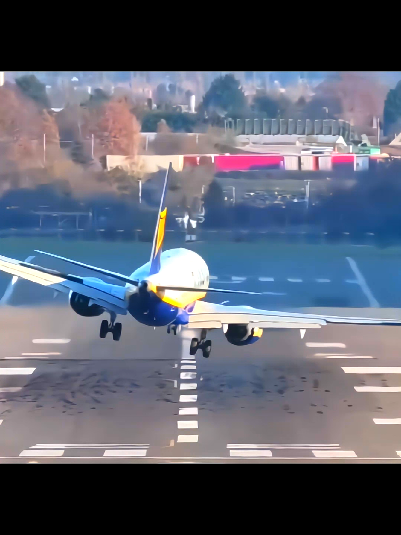 How PILOTS Land in Crosswind at Birmingham Airport #BirminghamAirport #CrosswindLanding #PilotLife #AviationCommunity #AirplaneLanding #FlyingHigh #AviationLovers #PilotSkills #TravelTips #AirTrafficControl #WindyConditions #flighttraining 