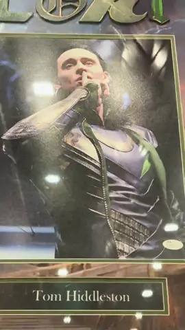 Lo hubiera comprado si la firma de Tom se hubiera visto más ddd jajaj  . . . . #fyp #tomhiddleston #loki #autograph #thor #coleccion 