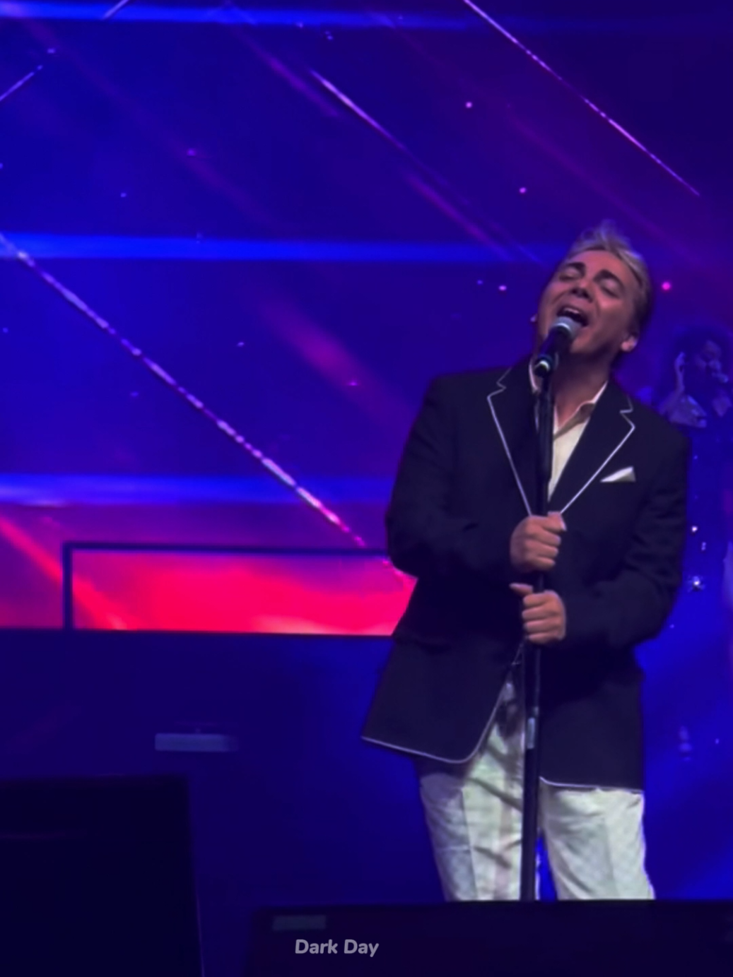 Así abrazándote 🫂 . . . #cristiancastro #yoqueria #concierto #livemusic #Love #lyric #romanticsong #fyppp #foryour #DarkDay 