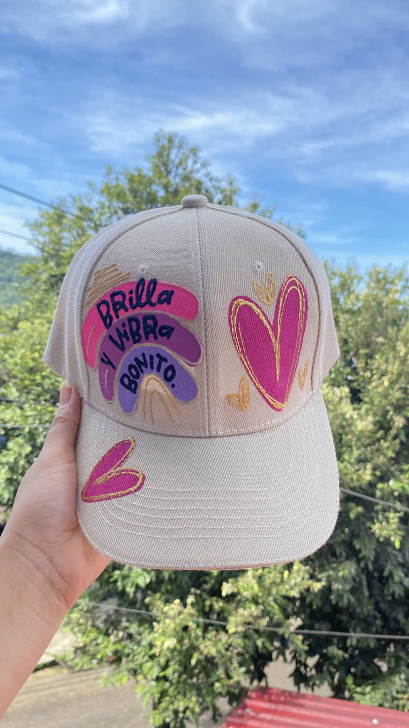 Personaliza tus propias gorras 🧢  Inscríbete a nuestro taller virtual, escríbenos al 3212839343 y te enviamos toda la información ℹ️  #emprendedoras #mujeresemprendedoras #creatividadsinlímites #EmprendeConEstilo #CreaYEmprende #HazloConAmor #GorrasPersonalizadas #EmprendeDesdeCasa #ManosCreativas #mujercreativa #emprendimientofemenino #talleronline #diseñatuestilo 