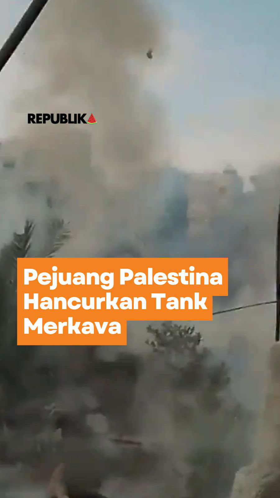 Pejuang Palestina terus memberikan perlawanan ketat terhadap tentara pendudukan Isra*l di Gaza. Terbaru, pejuang merilis video bagaimana mereka meledakan tank kebanggaan Isra*l, Merkava.  Dalam pertarungan jarak dekat, pejuang menamam ranjau di bawah tank Merkava. Upaya mereka pun berhasil, dan sukses meledakkan tank tersebut.  Dikutip dari Times of Israel Ahad 6 Juli 2025, Isra*l mengungkapkan kalau dua tentaranya tewas dalam serangan terpisah di Jalur Gaza. IDF mengumumkan tentara penjajah yang tewas adalah Asaf Zamir (19 tahun), yang berasal dari Brigade 188.  Sementara dua tentara di batalion yang sama mengalami luka parah akibat serangan di Khan Younis. Mereka jadi korban serangan misil anti-tank pejuang Palestina. Tentara penjajah lainnya yang tewas adalah Yair Eliyahou (19 tahun), dari komunitas Ezer. Kreator: Eko Supriyadi  #Republika #CekRepublikaAja 