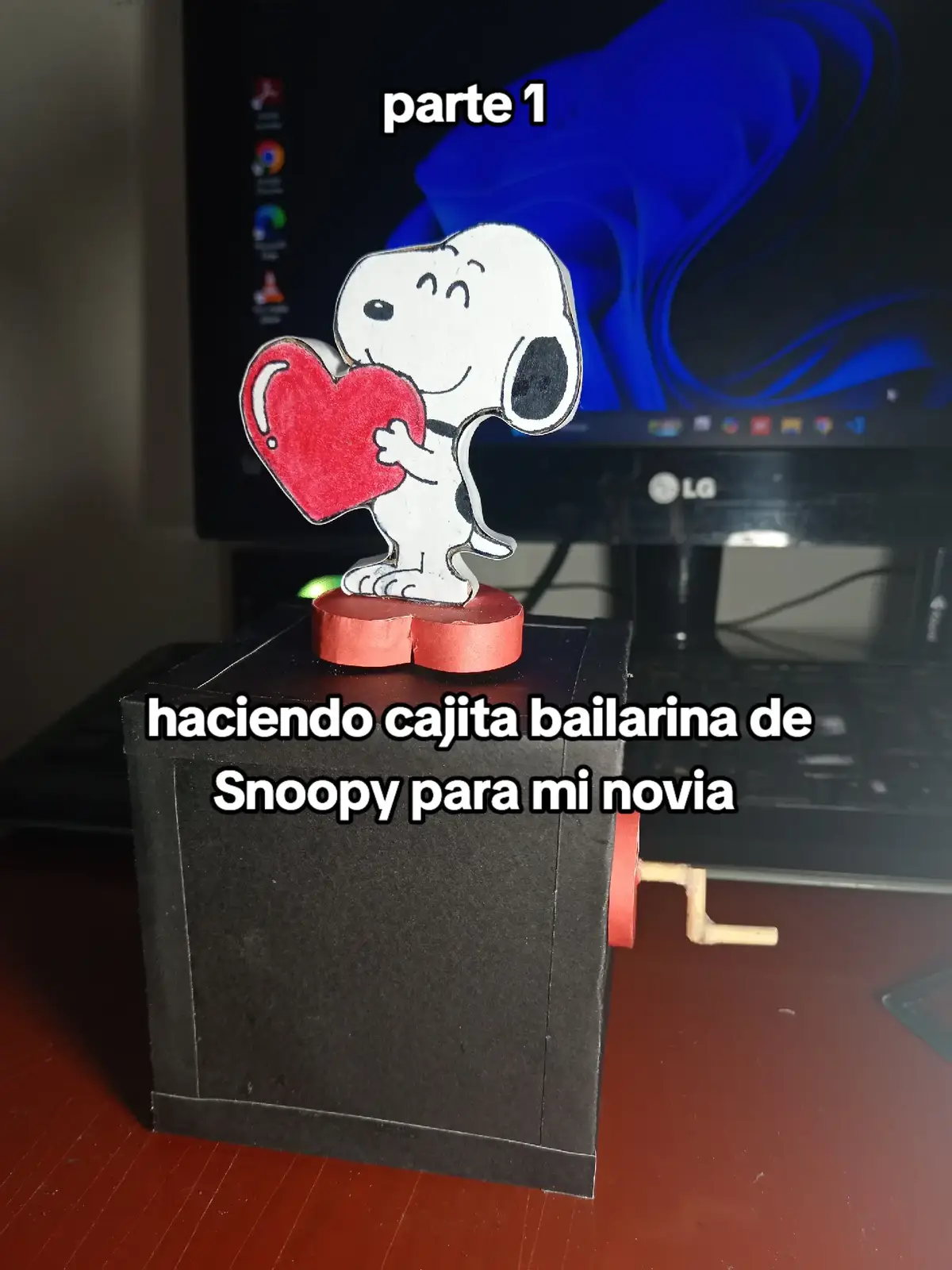 ✨ Le hice esta cajita giratoria de Snoopy a mi novia 🥹❤️ Gira con una manija y al dar vueltas, Snoopy se mueve con su corazoncito 🥰 Si quieres sorprender a alguien especial con algo hecho a mano, este tutorial es para ti 💌 #ManualidadRomántica #Snoopy #RegaloHechoAMano #IdeasParaRegalar #DIYamor 