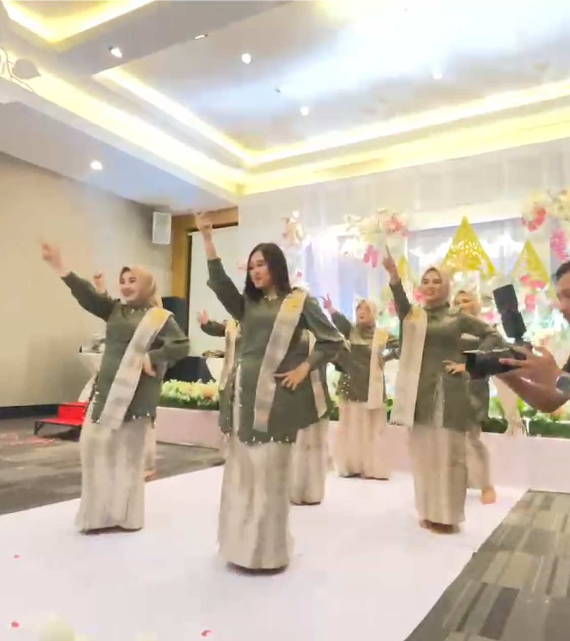 Flashmob bridesmaids wedding of @Capricorn_ 🕊️ #dancebridesmaid #flashmob #flashmobwedding #flashmobdance #bridesmaids 
