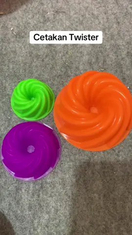 cetakan Cantik Motif Twister, Bisa di kukus dan tahan panas. Cek keranjang kuning sekarang jangan sampai kehabisan stok nya. #cetakan #cetakankue #cetakantwister #cetakanbolukukus #cetakanputuayu #fyp #fyppppppppppppppppppppppp 