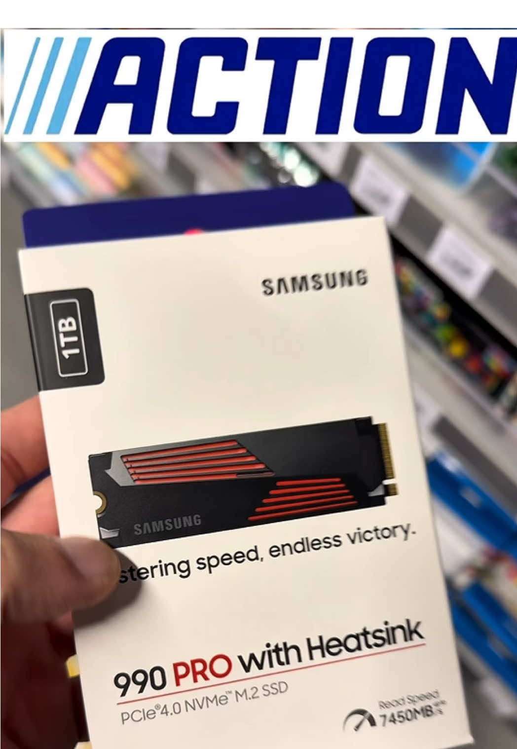 😱💥 TOTAL GAME CHANGER! 💥😱 I couldn’t believe my eyes when I saw the Samsung 990 PRO 1TB SSD at Action for just €0.98! 🚨 ⚡ INSANE SPEED: Read speed up to 7450 MB/s – we’re talking lightning-fast transfers that will blow your mind! ⚡ 🔥 PCIe 4.0 NVMe M.2 – designed for top-tier performance and extreme gaming or work setups! ❄️ Comes with a heatsink to keep it cool even during the heaviest tasks. Say goodbye to overheating! 🎮 Perfect for gaming, video editing, or any serious heavy lifting. For €0.98, this SSD is practically a steal!! 💸💥 You won’t find better performance anywhere else at this price! Go grab yours while you can! 🔥 #action #fyp #shopping #actiondeutschland #actionbelgique #actionfrance #viral #Samsung #SSD #ActionFinds #TechDeals #GamingPC #SpeedUpgrade #BlazingFast